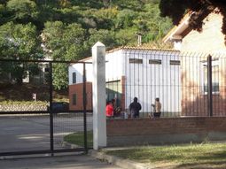 Familiares de la víctima, en la morgue del hospital San Bernardo. Foto: diario El Tribuno.