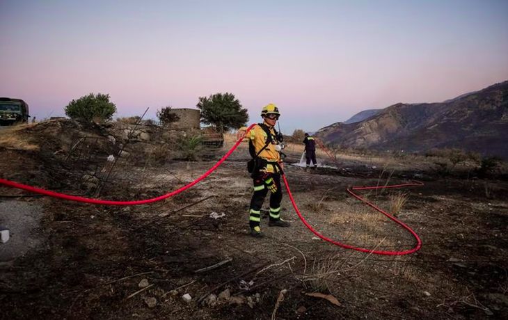 Brigadistas en Grecia arriesgan sus vidas cada verano para contener los incendios