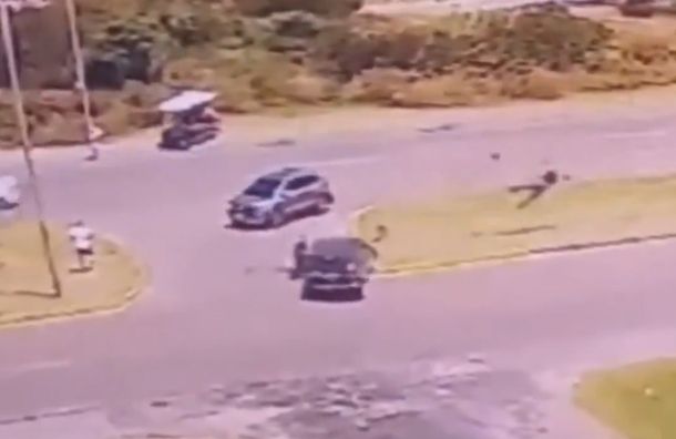 Estremecedor: el video del momento en que un motociclista vuela por los aires en Punta del Este