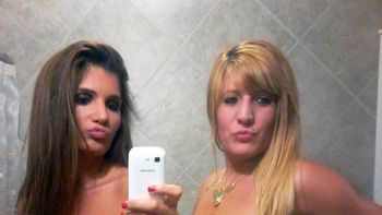 magali mora y su amiga, en una sesion de autofotos en topless magali mora y su amiga, en una sesion de autofotos en topless