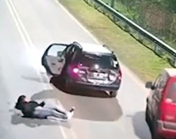 Escalofriante video: se tiró de un auto cuando el chofer de la app cambió el recorrido