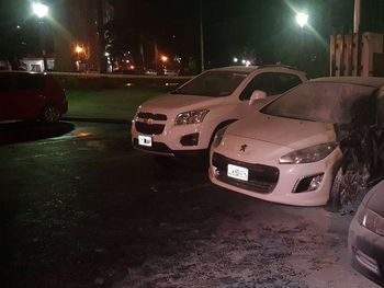 Los autos quemados tras la explosión frente al Ministerio de Seguridad bonaerense (@mauroszeta)