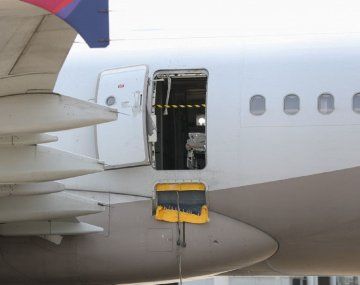 Pasajero abre puerta de emergencia en pleno vuelo