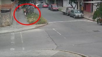 video: un ladron robo y se cambio su ropa para despistar, pero el plan fallo video: un ladron robo y se cambio su ropa para despistar, pero el plan fallo