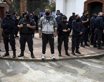 Alberto invitó a conversar a los policías que protestaban en Olivos