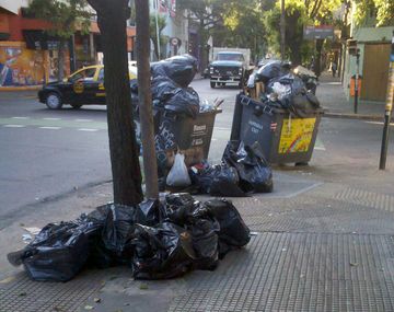 Quieren multar a quienes tiren basura en las calles porteñas