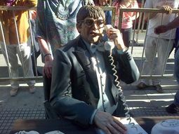 tato bores tiene su estatua en la avenida corrientes tato bores tiene su estatua en la avenida corrientes