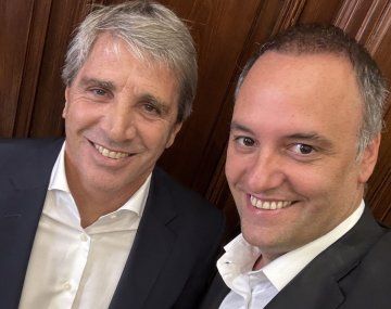 Luis Caputo y Manuel Adorni.