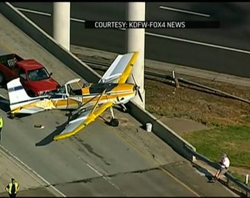 Aterrizó su avioneta en una autopista durante la hora pico