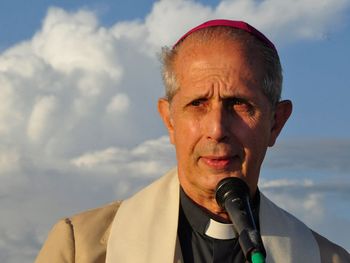 Mencionan al obispo pampeano como sucesor de Bergoglio