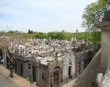 Un hombre quiso violar a una empleada en el baño del cementerio de Chacarita