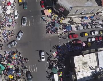 Así es la venta ilegal callejera en la Ciudad vista desde un drone