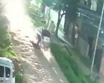 Delincuentes golpearon a un hombre hasta dejarlo inconsciente para robarle el auto