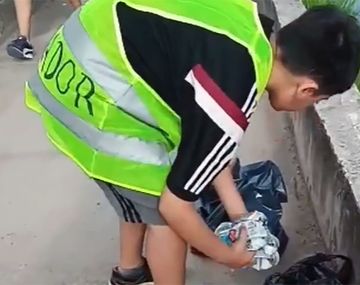 Juntaba tapitas para comprar una PC: periodistas lo ayudaron y pudo cumplir su sueño