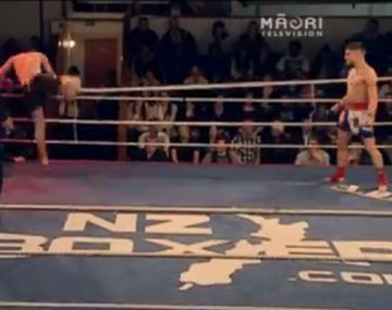 VIDEO: Lo noquearon y bajó del ring de la peor manera