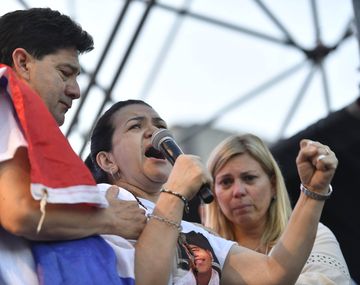Por las noches abrazo un muñeco de él y lloro