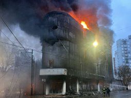 voraz incendio destruyo el deposito de una conocida casa de electrodomesticos en la plata