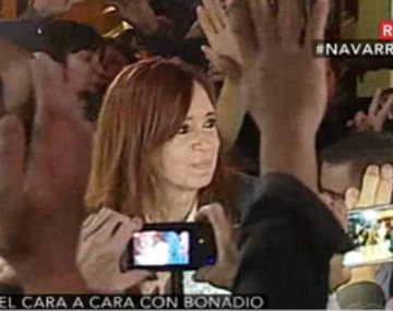 Cristina salió a visitar a su hija y volvió a saludar a la militancia