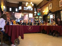 Tostadas, jugo y mermelada: el desayuno de Cambiemos mientras hablan de Santiago