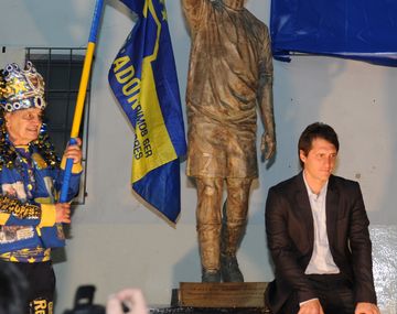 Guillermo descubrió su propia estatua en La Bombonera