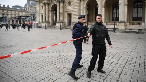 Evacuaron la explanada del Louvre