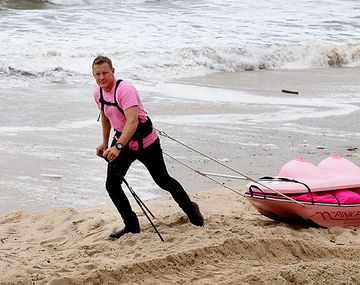Se prepara para tirar un trineo rosa con forma de lolas por la Antártida