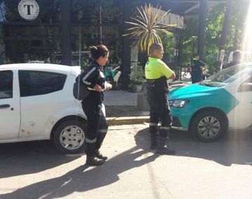 Encontraron a una nena de 2 años encerrada en un auto mal estacionado