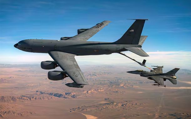 El KC-135 Stratotanker se utiliza para reabastecer aviones de combate.