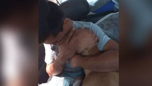 Quebrado por la angustia, ofreció su auto para recuperar su perro y el reencuentro fue conmovedor