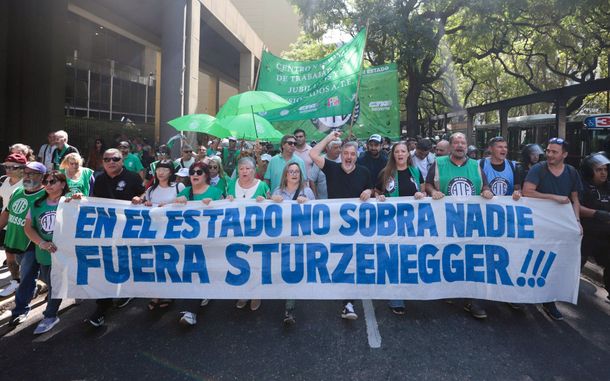 Siguen las protestas de los gremios estatales.