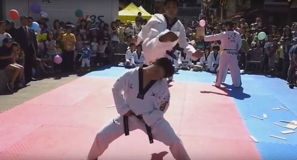 VIDEO: Hacían una exhibición de karate y un joven sufrió un fuerte golpe en la cabeza