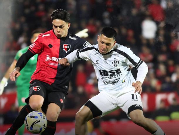 Con muchas polémicas, Newells y Central Córdoba empataron 1-1 en Rosario