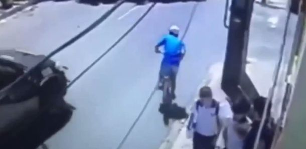 El peor castigo: robó unos celulares, escapó en bicicleta y chocó contra un patrullero