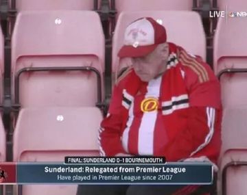 El hombre intenta asimilar el golpe. Su imagen dio la vuelta al mundo