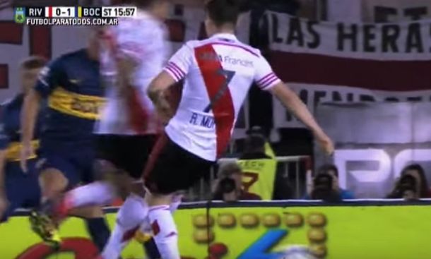 Se pegan entre ellos: mirá la patada de Rodrigo Mora a Viudez