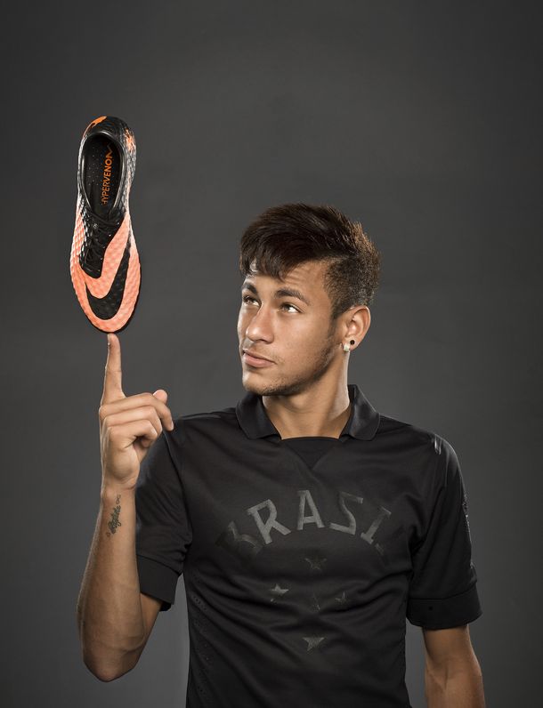 Neymar festejó su pase al Barça y presentó botines nuevos