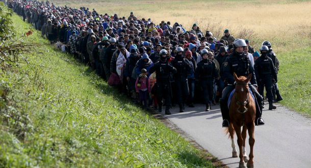 Unos 2.000 refugiados escapan de centro de acogida esloveno para ir a Austria
