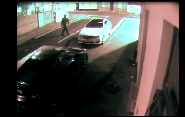 Un ladrón intentó robar un auto, pero terminó noqueado en el piso