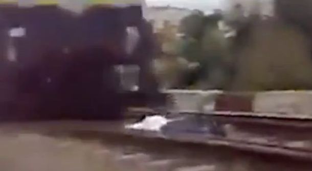 Un indio se tira debajo del tren para cumplir con una apuesta