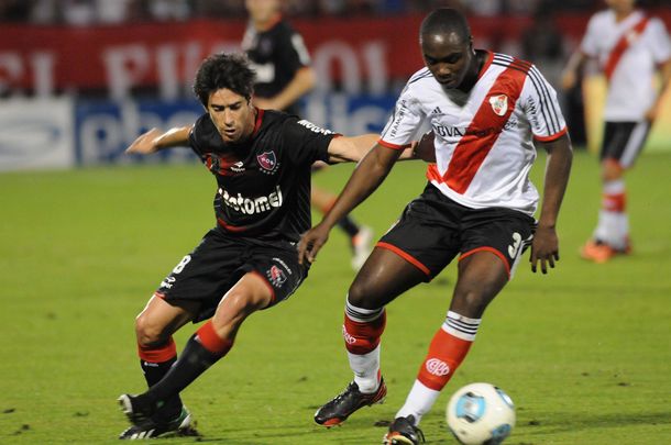 Newells superó a River y es el único puntero del torneo
