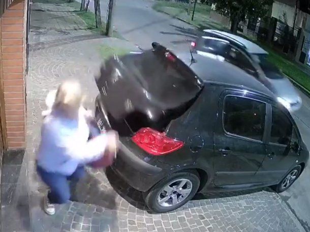 Video: una familia se salvó de un robo por un segundo en El Palomar