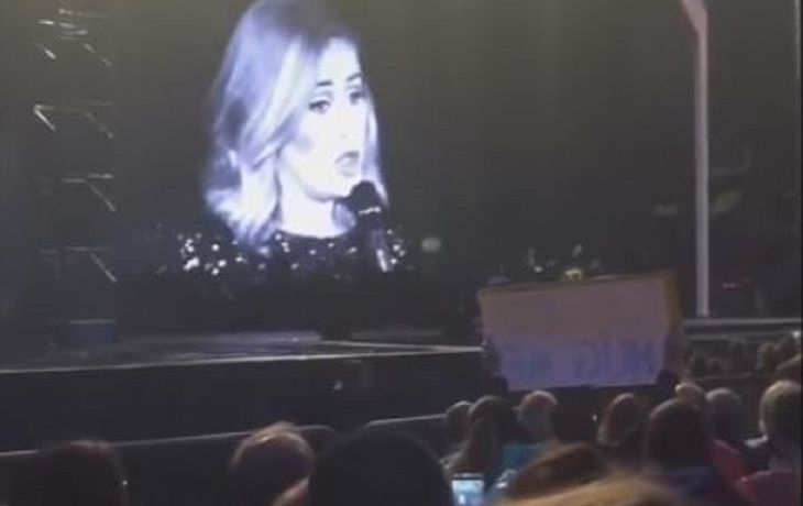 VIDEO: Adele le pide a una fan que deje de filmarla y disfrute el show en vivo
