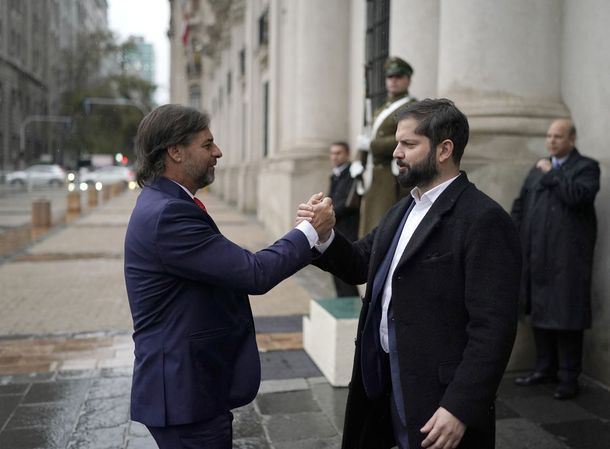 Luis Lacalle Pou y Gabriel Boric en la entrada del Palacio de la Moneda.