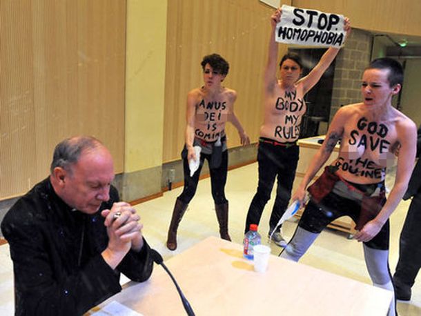 Activistas feministas atacan a un arzobispo en topless