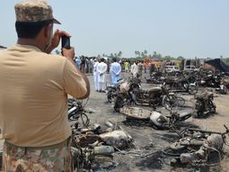 Al menos 120 muertos por la explosión de un camión cisterna en Pakistán