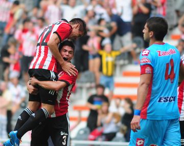 Estudiantes derrotó a Arsenal en el inicio del Torneo Final