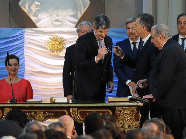 Macri les tomó juramento a sus ministros