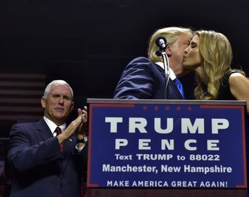 Donald Trump con su hija Ivanka y el candidato a vicepresidente Mike Pence