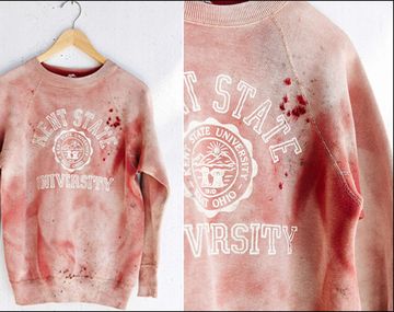Polémica por una marca de ropa que vende un buzo retro manchado de sangre