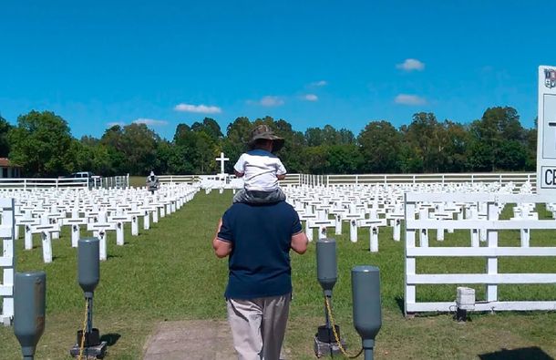 El mejor inicio de clases para Agustín, el nene que honra a su abuelo veterano en Malvinas